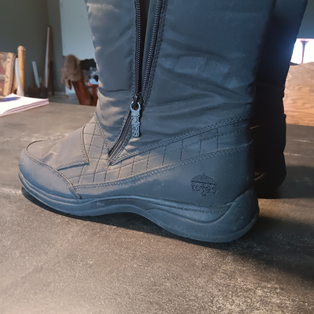 Boots, women's totes  snow boots - Picture 3 of 4